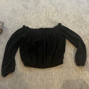 i’m selling a Brandy Melville blouse in black it’s in great condition